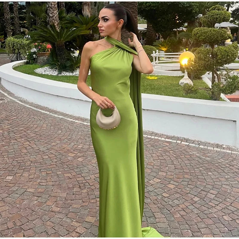 Vestido Longo Slim com Decote Assimétrico – Estilo Streetwear com Toque Sofisticado