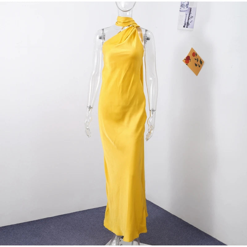 Vestido Longo Slim com Decote Assimétrico – Estilo Streetwear com Toque Sofisticado